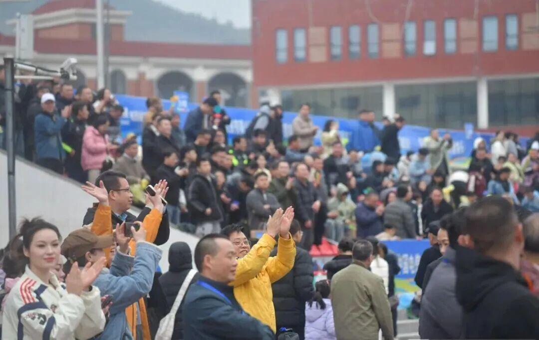 开云体育官网-35场战罢！广西“县超”赛事经济数据亮眼